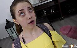 Metendo na novinha safada e fazendo ela gozar bem gostoso