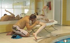 Sexo putaria na beira da piscina com a branquinha tesuda