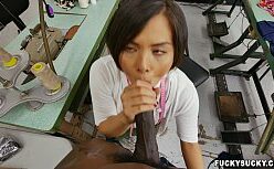 Fimes pornos japonesa linda mamando a pica preta do negão bem dotado