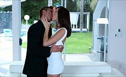 Filme de sexo amador arrombando a buceta da namorada de vestido