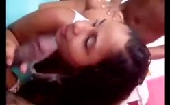 Suruba gostosa morena dando pra dois amigos do pau grande